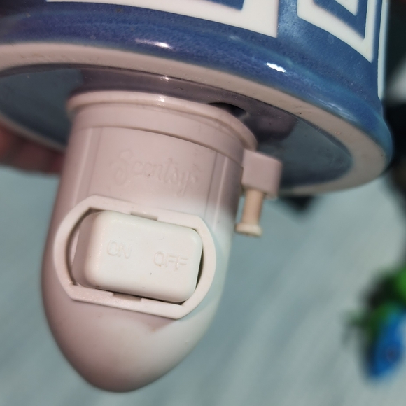 SCENTSY EUC BLUE WONKY PLUGIN DIFFUSER NIGHT LIGHT FRAGRANCE WARMER - Picture 4 of 5